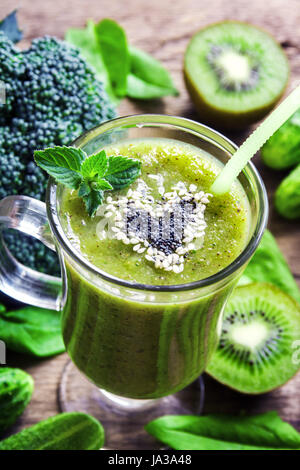 Grüne Gemüse und Kräuter Smoothie mit Herz aus Mohn und Sesam. Liebe gesunde Rohkost-Konzept. Stockfoto