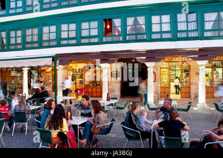 Terrasse an der Plaza Mayor. Almagro, Provinz Ciudad Real, Castilla La Mancha, Spanien. Stockfoto