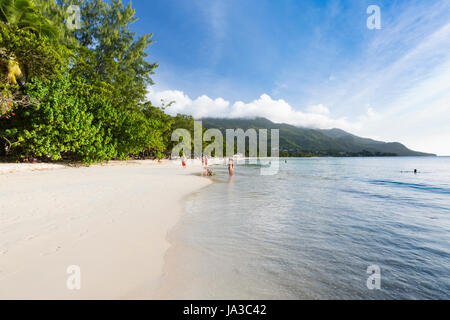 MAHE - AUGUST 08: Touristen und Einheimische am Beau Vallon Beach im Westen von Mahé, Seychellen am 8. August 2014 Stockfoto