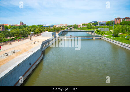 Fluss Manzanares und Madrid Rio Park. Madrid, Spanien. Stockfoto