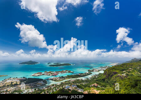 Blick vom Mount Copolia im Südosten von Mahé, Seychellen mit der Hauptstadt Victoria im Vordergrund Stockfoto