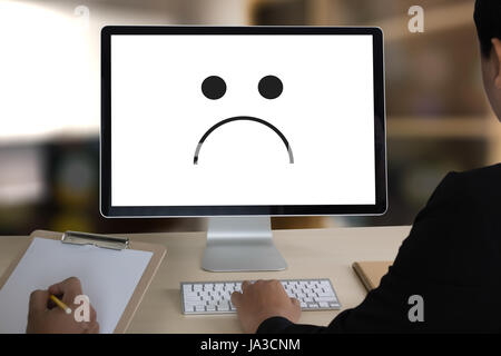 Depressive Gefühle Konzept, Smiley Gesicht Emoticon gedruckt. Stockfoto