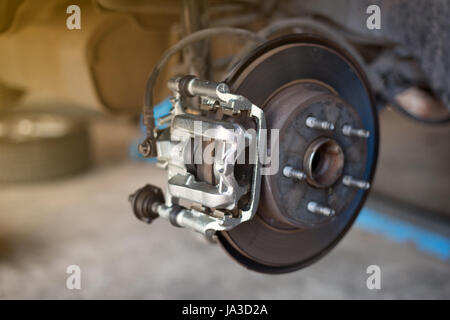 Auto-Rad-Bremsscheibe und Schuhe der gehobenen Automobil bei Reparatur Service-station Stockfoto