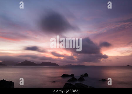 Farbenfrohen Sonnenuntergang Langzeitbelichtung mit Blick auf Praslin La Digue, Seychellen mit Granitfelsen im Vordergrund Stockfoto