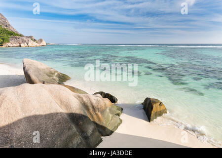 Blick von oben auf einem Felsen an der Anse Source d ' Argent in La Digue, Seychellen Stockfoto