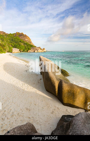 Blick von oben auf einem Felsen an der Anse Source d ' Argent in La Digue, Seychellen Stockfoto