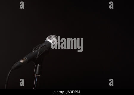 Mikrofon auf leeren schwarzen Hintergrund Stockfoto