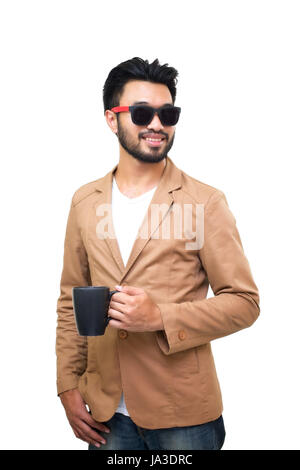Porträt eines schönen asiatischen Jungen Geschäftsmann hält Tasse Kaffee. Isoliert auf weißem Hintergrund. Stockfoto