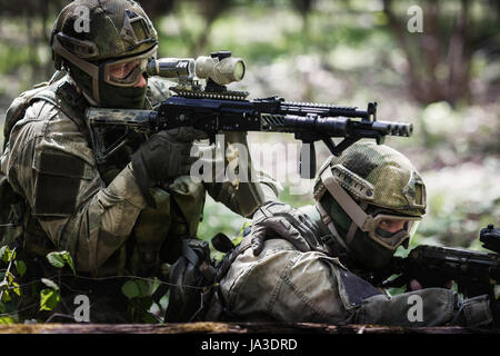 Soldaten an der Militäroperation in Woods tagsüber Stockfoto