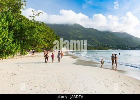 MAHE - AUGUST 08: Touristen und Einheimische am Beau Vallon Beach im Westen von Mahé, Seychellen am 8. August 2014 Stockfoto