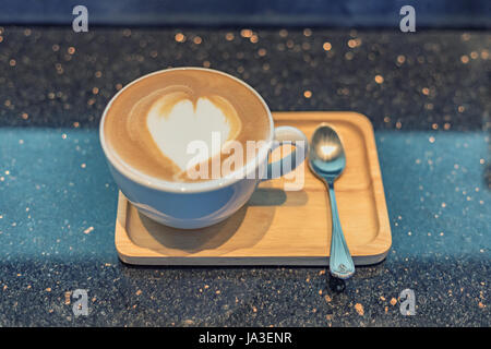 Kaffee Cappuccino-Tasse auf Holztisch, Vintage Stockfoto