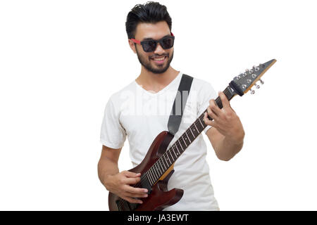 Schöne junge asiatische Männer spielen Gitarre und hören Musik mit Kopfhörern, Blurry und soft-Fokus Stockfoto