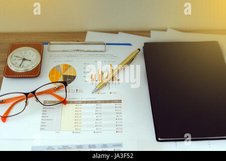 Business-Konzept Büro arbeiten und Analysen Grafiken Stockfoto