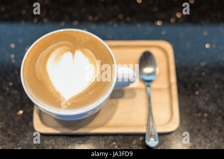 Kaffee Cappuccino-Tasse auf Holztisch Stockfoto