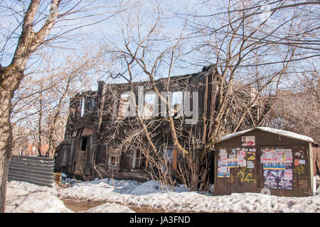 Perm, Russland - März 31.2016: Alte Ruinen zweistöckige Holzhaus ohne Dach Stockfoto