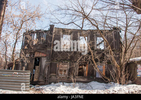 Perm, Russland - März 31.2016: Alte Ruinen zweistöckige Holzhaus ohne Dach Stockfoto