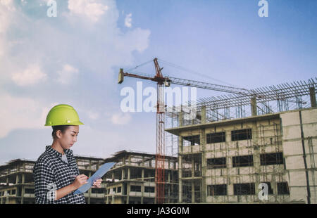 Frauen asiatische Ingenieur Inspektion und arbeiten und halten der Baupläne auf Baustelle Stockfoto