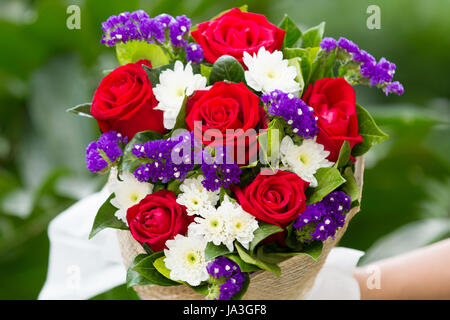 Frau mit einem Strauß Rosen in der hand zum Valentinstag Stockfoto