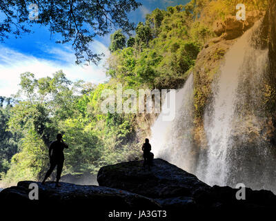 Reisenden stehen am Wasserfall im tiefen Wald am Nationalpark Khao Yai, Thailand Stockfoto