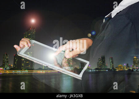 Doppelbelichtung Business-Frauen nutzen mobile und touch Smartphone Stockfoto