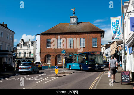 High Street und das alte Rathaus, Buckingham, Buckinghamshire, England, Vereinigtes Königreich Stockfoto