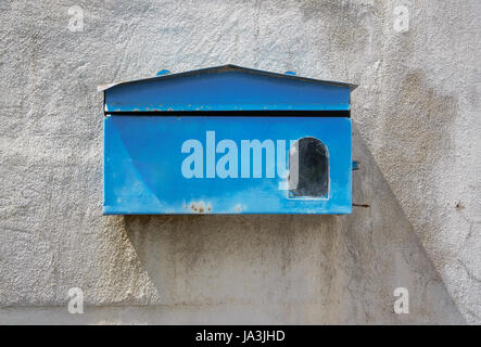 blauen Briefkasten vor der alte Betonmauer von zu Hause Stockfoto