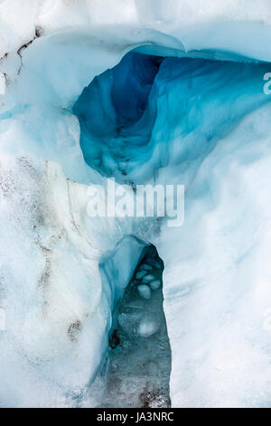 Eishöhle in der Oberfläche von einem Gletscher, Fox Glacier, Südinsel, Neuseeland Stockfoto