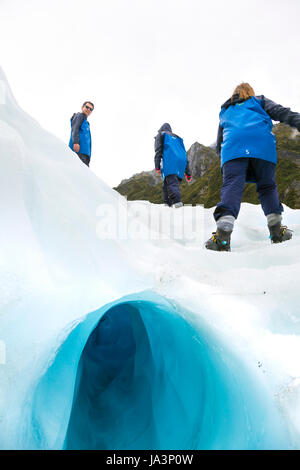 Gruppe von Menschen zu Fuß auf einem Gletscher (Fox Glacier, Neuseeland) Stockfoto