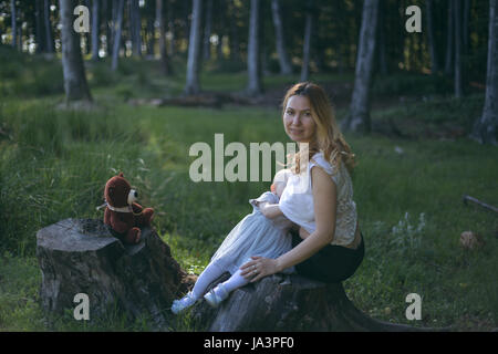 Mutter stillen Babymädchen draußen in der Natur Stockfoto