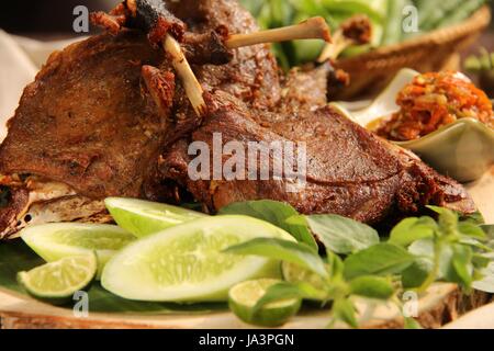 Bebek Goreng, ein beliebtes indonesisches Gericht gebratene Ente, serviert mit roten Chili-Paste Stockfoto