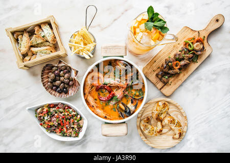 gemischte Meeresfrüchte Auswahl Gourmet set Mahlzeit am Tisch Stockfoto