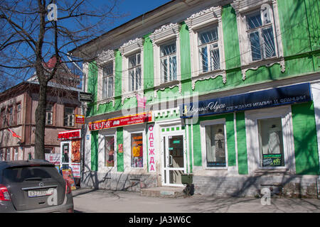 Perm, Russland - April 30.2016: alte Gebäude mit Geschäften, Straße sibirischen Stockfoto