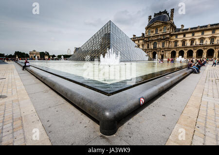 PARIS - 1. Juli: Glaspyramide des Louvre-Museums am 1. Juli 2013 vor. Der Louvre ist eines der weltweit größten Museen in Paris. Fast 35.000 Objekte sind hier ausgestellt.
