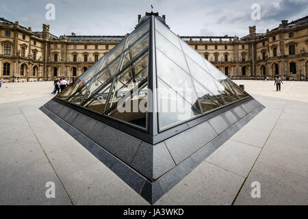 PARIS - 1. Juli: Glaspyramide des Louvre-Museums am 1. Juli 2013 vor. Der Louvre ist eines der weltweit größten Museen in Paris. Fast 35.000 Objekte sind hier ausgestellt.