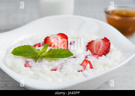 Molkerei Reisbrei mit Erdbeeren auf einem Teller Stockfoto