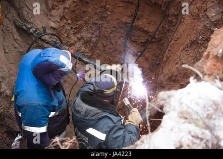 PERM, Russland, Dezember 15.2015: die Arbeiter machen die Seitenleiste auf der Gasleitung, Gasleitung, Schweißen Stockfoto