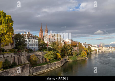 20. Oktober 2016 - Basel, Schweiz: Panoramablick über die Stadt mit dem Münster und der Rhein Stockfoto