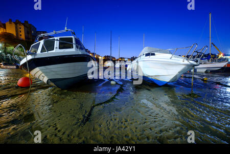 Nachtansicht der Boote vertäut im Hafen von Tenby nach der Flut. Pembrokeshire. UK Stockfoto