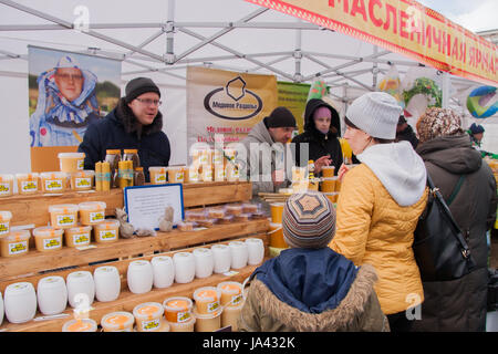 PERM, Russland - 13. März 2016: Handel Honig bei der Feier des Karnevals Stockfoto