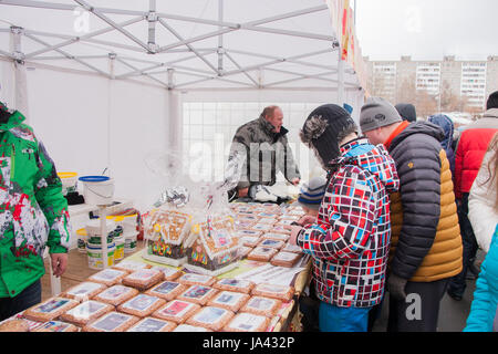 PERM, Russland - 13. März 2016: Messe mit leckeren Kuchen an Karneval Stockfoto