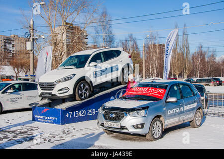 PERM, Russland - 13. März 2016: Autos an der Esplanade, Leninstraße Stockfoto