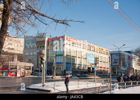 PERM, Russland - 13. März 2016: Kreuzung von Lenin und Popov, Stadtbild Stockfoto