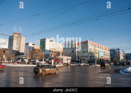 PERM, Russland - 13. März 2016: Kreuzung von Lenin und Popov, Stadtbild Stockfoto