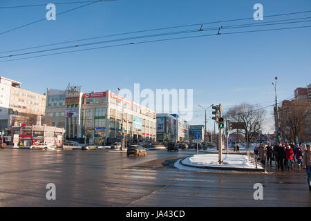 PERM, Russland - 13. März 2016: Kreuzung von Lenin und Popov, Stadtbild Stockfoto