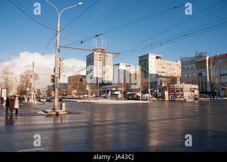 PERM, Russland - 13. März 2016: Kreuzung von Lenin und Popov, Stadtbild Stockfoto