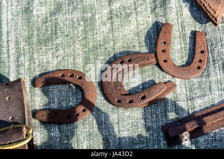 Vielzahl von antiken Schatz Produkte zu Portugal Markt - Hufeisen Stockfoto