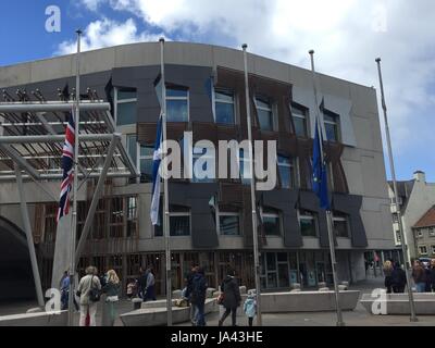 Flaggen wehen auf Halbmast außerhalb der schottisches Parlament in Edinburgh nach gestern Abend terroristischen Anschlags an der London Bridge. Stockfoto