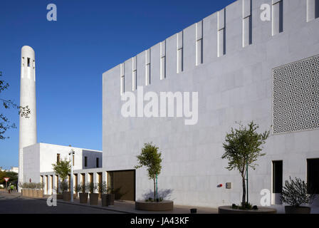 Exterieur der Moschee mit Minarett. Jumaa Moschee, Doha, Vereinigte Arabische Emirate. Architekt: John McAslan & Partner, 2017. Stockfoto