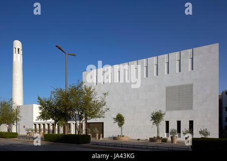 Exterieur der Moschee mit Minarett. Jumaa Moschee, Doha, Vereinigte Arabische Emirate. Architekt: John McAslan & Partner, 2017. Stockfoto