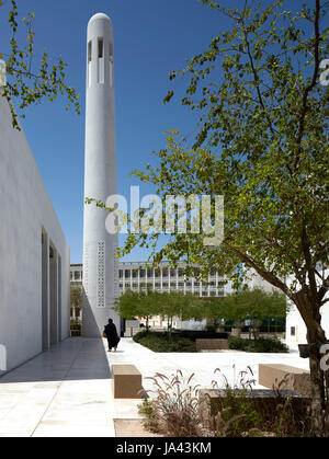 Exterieur der Moschee mit Minarett. Jumaa Moschee, Doha, Vereinigte Arabische Emirate. Architekt: John McAslan & Partner, 2017. Stockfoto